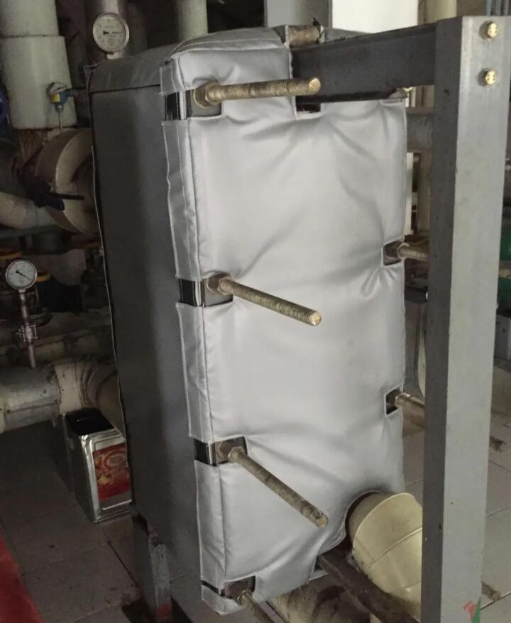 板式<a href=http://m.njmbwj.cn/e/tags/?tagname=%E6%8D%A2%E7%83%AD%E5%99%A8%E4%BF%9D%E6%B8%A9 target=_blank class=infotextkey>換熱器保溫</a>套